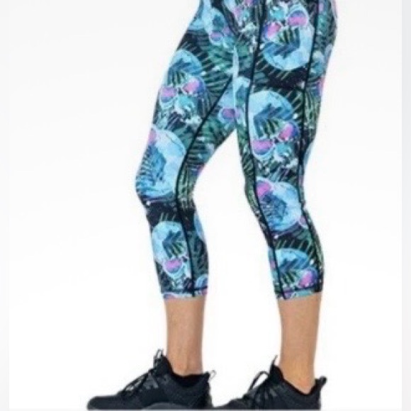 NWOT CVG-Constantly Varied Gear Miami Skull Print Capri Leggings Size M - Picture 2 of 7